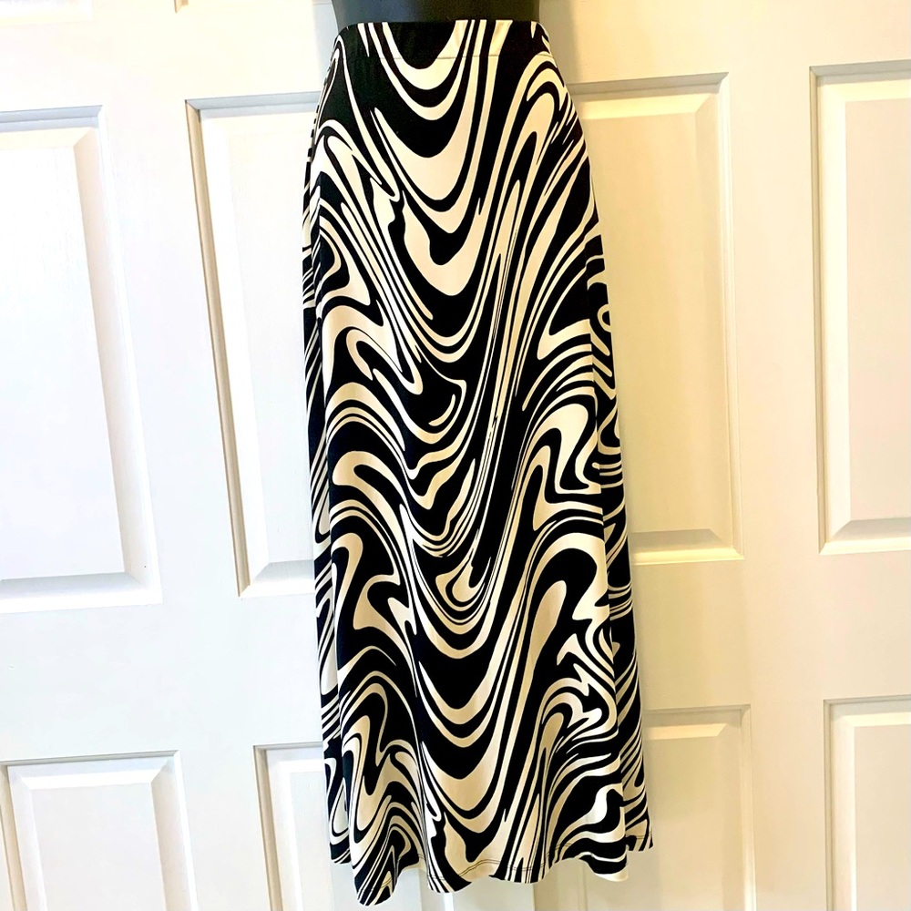 Chicos abstract wave pattern spandex blend stretch maxiskirt, size 1 ( S 8/10)